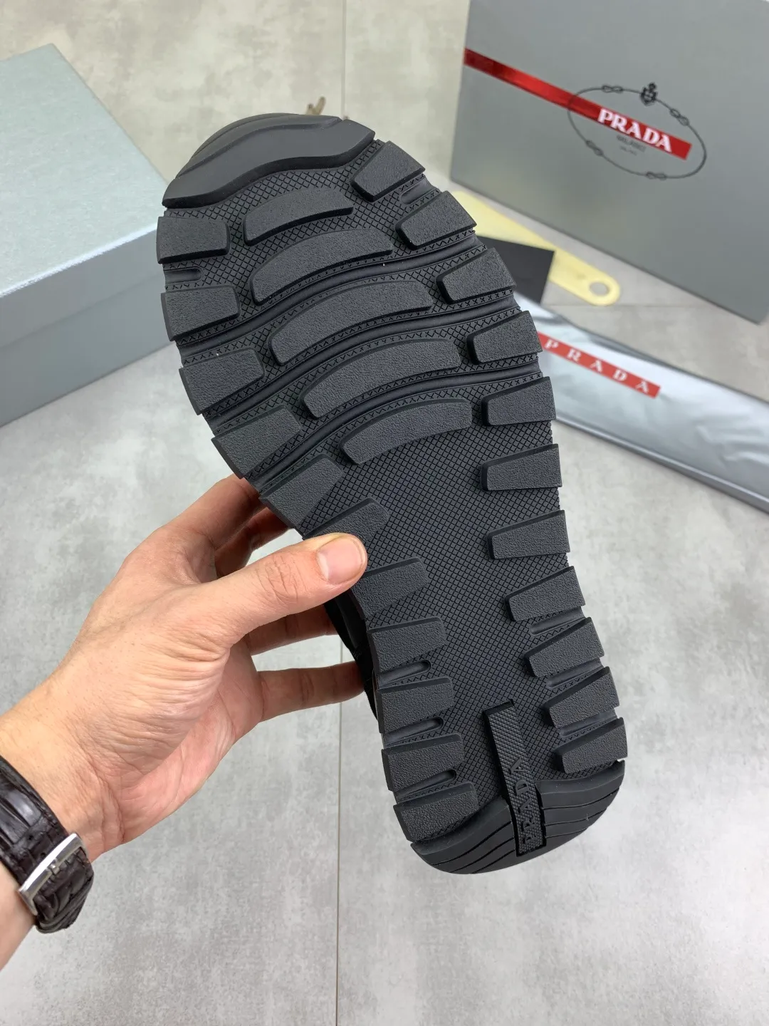 Men's shoes 💰P520 new (higher version) new PRADA (Prada) classic models are on the market at the same time, new men's shoes, 😘fabrics are selected from original imported calfskin. First layer of imported cowhide lining. The original version is awesome! 👍🏿Original open-molded non-slip PU outsole, with exquisite lines, simple and elegant, super comfortable and classy on foot, suitable for leisure travel. Code number: 38-45 (46 customized) 2️⃣ colors available